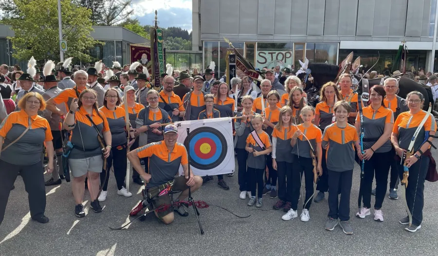 Zahlreiche Bogenschützen bereiten sich auf den Einzug vor