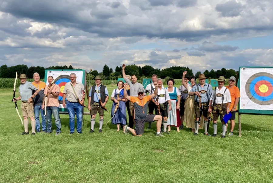 Die ganze Truppe steht vor den Scheiben