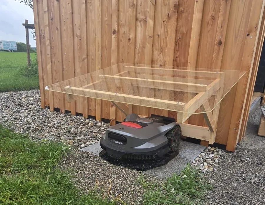 Der Mähroboter in seiner Garage