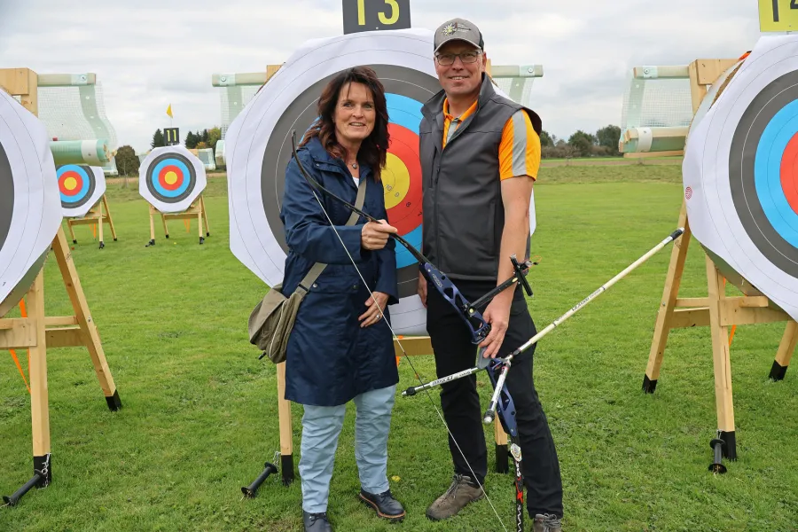 Frau Doris Räder von der Sparkassen Stiftung Rosenheim und Christian Hörberg Vorstand der Bogenschützen
