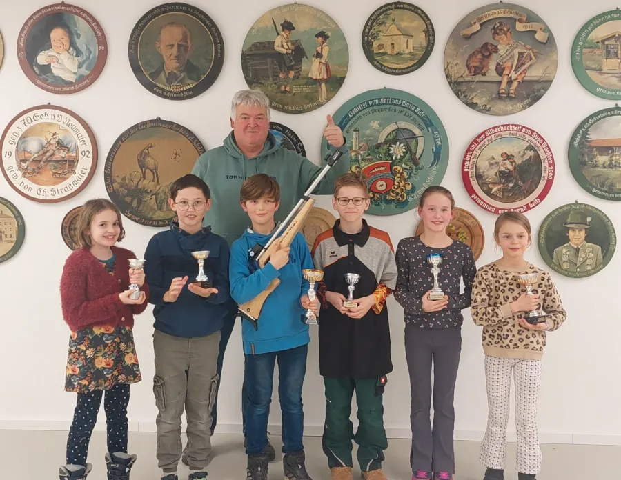 Kinder und Trainer mit Lichtgewehr